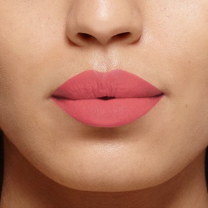 Tono Le Rosy Confident en labios